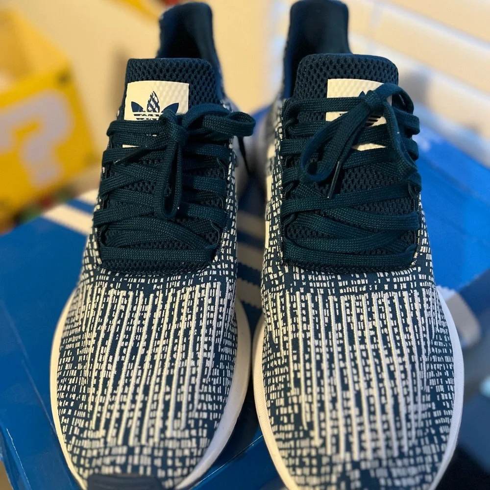 ADIDAS SWIFT RUN - Picture 7 of 9